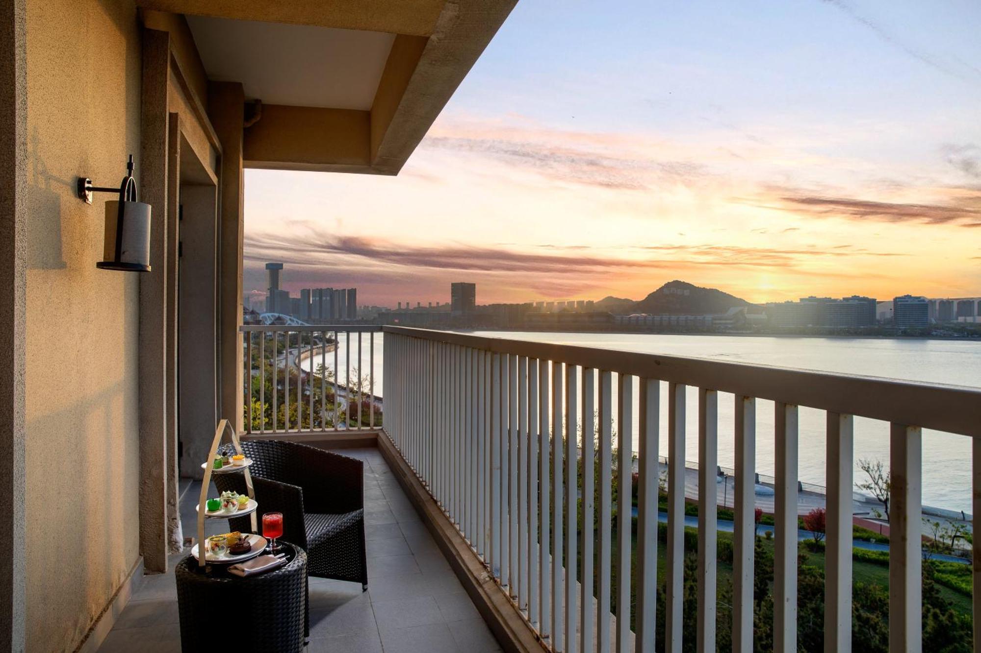 Crowne Plaza Qingdaoorientalmoviemetropolis By Ihg Hotell Exteriör bild