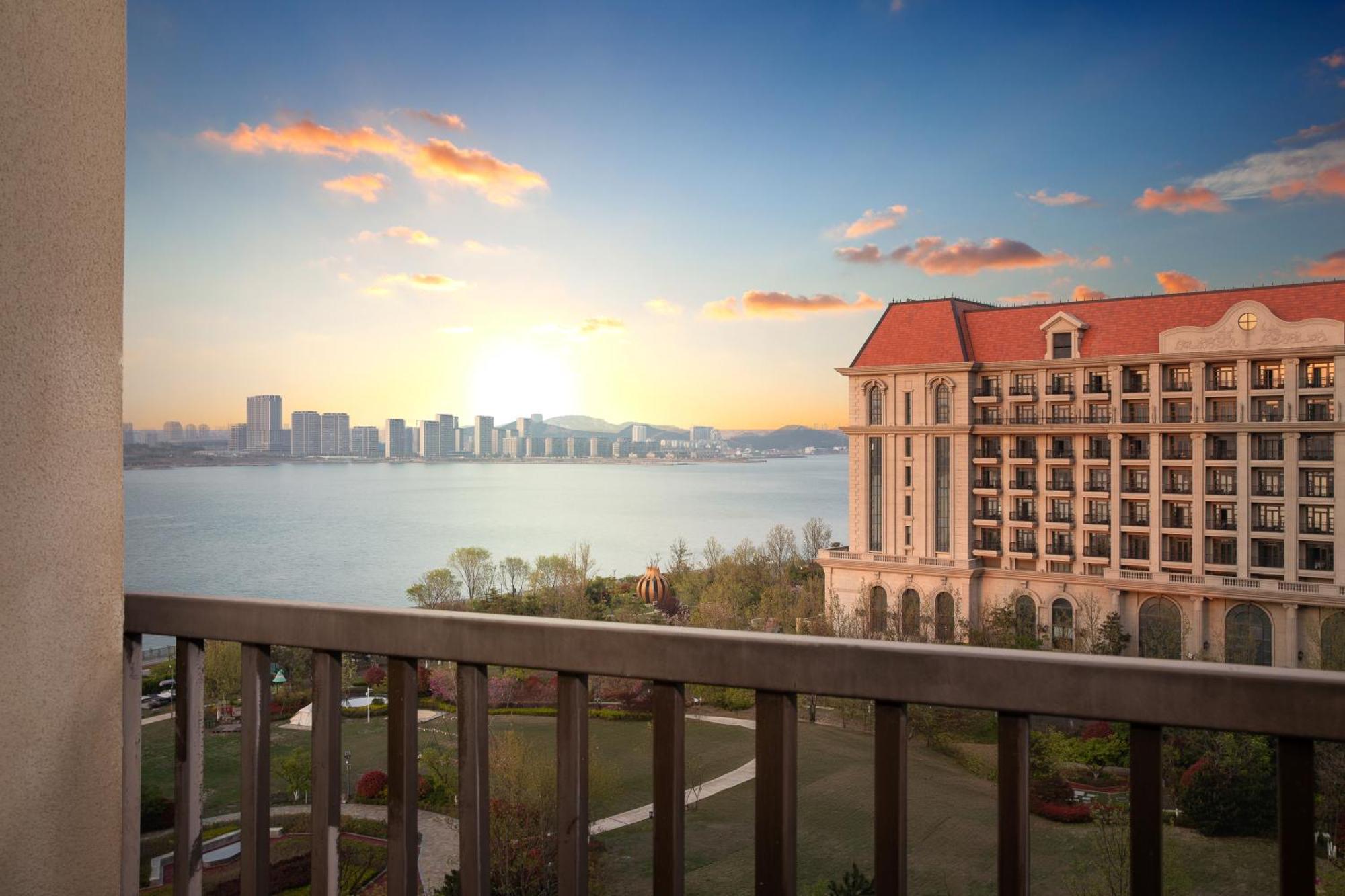 Crowne Plaza Qingdaoorientalmoviemetropolis By Ihg Hotell Exteriör bild